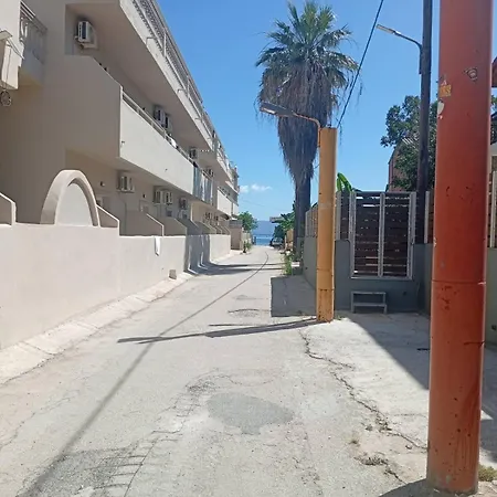 On The Strip-studio 2 קאבוס